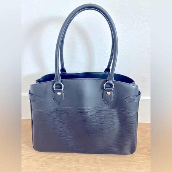 Louis Vuitton Black Epi Leather Passy GM - Picture 2 of 16
